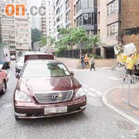 前立法會議員郭家麒的座駕停在現場助查。	（林少兒攝）