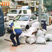 有不少承建商將大量建築廢料棄置於街頭，工人被迫清理容易造成工傷。