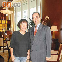 梁許安璞（左）曾喺港麗酒店學整甜品，與駐店經理韋志宏（右）非常老友。	（葉華英攝）