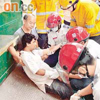 救護員為受傷工人包紮。	（冼耀華攝）