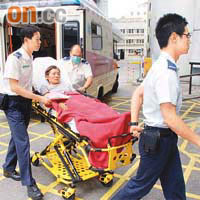 橫過馬路遭輾傷腳掌的婦人送院。	（譚威權攝）
