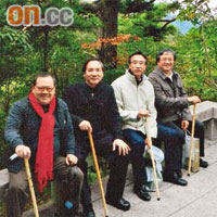 四位男士齊齊買番支拐杖上黃山。	（相片由王敏剛提供）