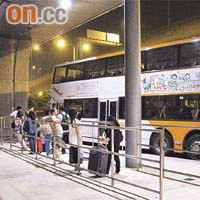 市民反映巴士N30線有乘客插隊，巴士公司將派員監察該線秩序。