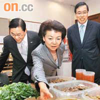 經濟動力議員食越南食品，最肉緊嗰個非大姐大梁劉柔芬（中）莫屬；左為林健鋒，右為梁君彥。