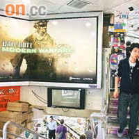 機迷期待的新一集《使命召喚》遊戲將於下月開售，廣告展示於電腦商場內顯著位置。