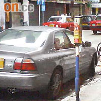 吳松街一帶車位經常遭擺放單車及雜物霸佔，令到駕駛者無位可泊。	（讀者提供）