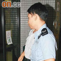 被煙頭彈傷眼角的警長送院。