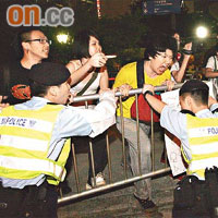 示威者與警方拉鋸至晚上，仍無法到禮賓府抗議。