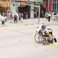 不少港人在工作及日常生活時，都以單車或輪椅代步。