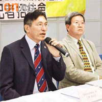 葉炳添（左）表示，配藥員工作量大增影響身心健康。	（麥潤田攝）