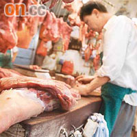 港府表示，攝氏七十度或以上已可殺死豬流感病毒，市民毋須擔心吃豬肉受感染。	（伍鎮業攝）