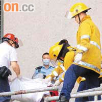 少女屍體由救護員與消防員抬起。	（讀者提供圖片）