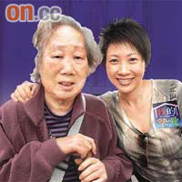 林小姐（右）兩年前發現母親記性轉差，後證實患上老年癡呆症。（翁志偉攝）