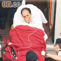 葉繼歡昨日被送上救護車時須戴上氧氣罩協助呼吸，期間一直昏迷。	（譚威權攝）