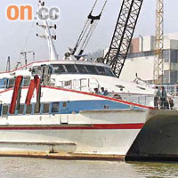 被撞的客輪停泊在蓮花山港貨櫃碼頭，作進一步調查。