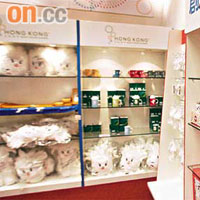 記者發現生意淡薄的東亞運紀念品店，出售其他貨品。