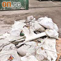 葵涌大隴街垃圾收集站外，堆放了大批建築廢料。	（何天成攝）