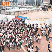 千多名市民參加「愛護維港行」，呼籲公眾關注維港填海問題。	（陳德賢攝）