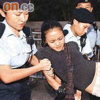 抗議期間，港大女生陳巧文被警方人員抬走。	（陳德賢攝）
