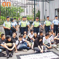 示威人士在禮賓府門外靜坐，不滿僅由警方代表接收他們的請願信。