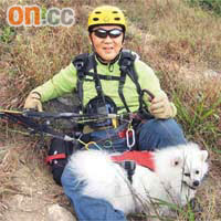 朱幼麟指昨日適合玩滑翔傘，他亦攜同愛犬「升空」。	（朱幼麟提供照片）