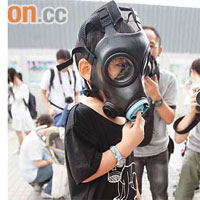 小童戴上防毒面罩抗議市區空氣污染嚴重。	（蕭毅攝）