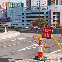 運輸署在大車禍現場路旁加設三個慢駛指示牌（圓圈示）。