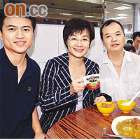方國珊（中）為大發餐廳老闆彭敬威（左）及奶茶師傅賴旺明打氣。	（葉華英攝）