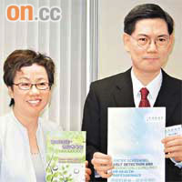 香港防癌會印製了兩本小冊子教導市民如何預防癌症。右為應志浩。	（何昀諺攝）