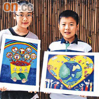 中一生王學琳（左）及黃灝彥勇奪韓國郵票設計比賽大獎。
