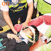 私家車前座女乘客頸部扭傷，送院治理。