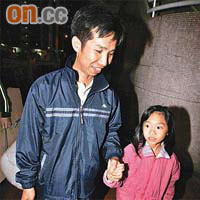 屯門街坊鍾先生（左）對於區內發生風化案，表示會待女兒升中後才讓她自行上學。	（馮志源攝）