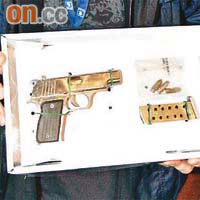 警方展示檢獲的自製曲尺手槍。