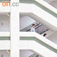 大廈升降機只停個別樓層，部分居民需上落樓梯才能抵達居所。