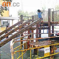 兒童遊樂設施損毀逾兩月，只以鐵欄圍封，遲遲未獲安排維修。