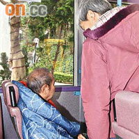 在巴士上疑凍僵的老翁由救護員拯救。	（陳錦昌攝）
