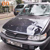 七人車擋風玻璃爆裂，車頭損毀。