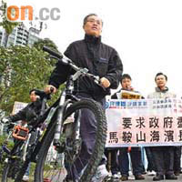 三十多名馬鞍山居民抗議運輸署在海濱長廊人車爭路糾紛上，束手無策。	（張琦攝）