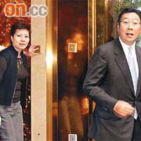 肥亨（右）食晏後，步行到酒店出席記招；左為「飯堂」總經理玲姐。	（葉華英攝）