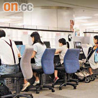 電腦使用日漸普及，公共圖書館電腦資訊中心經常座無虛席。