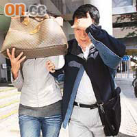 女死者親友陳少珍（左）作供後用袋掩臉離開。
