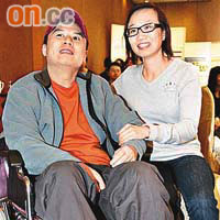 蔡先生（左）患病後需以輪椅代步，蔡太希望政府能為此類病人提供協助。	（孫冰玉攝）