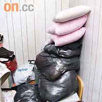 居民將衣物以垃圾袋密封包好，放置於開揚位置。