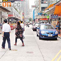 荃灣鹹田街及德華街交界缺乏行人過路設施，行人要冒險橫過馬路。