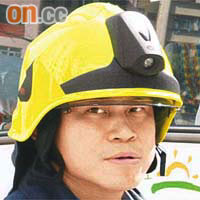 消防員戴上新頭盔出勤。	（曾紹良攝）