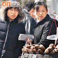 內地今年提早入冬，市民愛在寒冷天氣吃一口熱番薯暖胃。