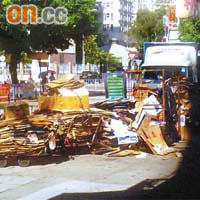 元朗鳳攸北街回收店外堆放大量紙皮雜物，阻塞通道及影響衞生。（讀者提供）