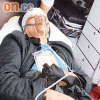 受傷女乘客戴上氧氣罩送院救治。	（冼耀華攝）