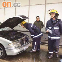 私家車的車頭機件燒毀，消防員進行調查，司機無恙。