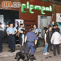 大批警員到尖沙咀一帶娛樂場所巡查。